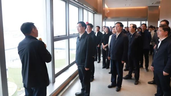 銅仁市委書(shū)記李作勛率“四新四化”項(xiàng)目觀摩團(tuán)赴中偉調(diào)研