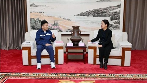 欽州市市委書記鐘暢姿會(huì)見中偉股份董事長、總裁鄧偉明一行