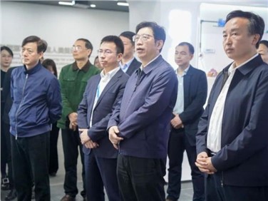 湖南省政協(xié)黨組成員、秘書長鄧群策帶隊(duì)考察調(diào)研中偉寧鄉(xiāng)產(chǎn)業(yè)基地